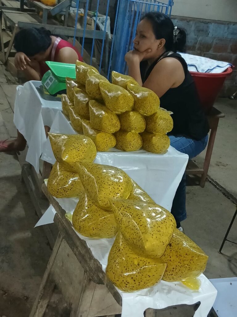 Bolsas de pulpa de aguaje en el puesto, pesadas y listas para la venta