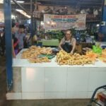 Puesto de aves del mercado, con las gallinas beneficiadas sobre el mostrador