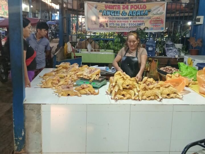 Puesto de aves del mercado, con las gallinas beneficiadas sobre el mostrador