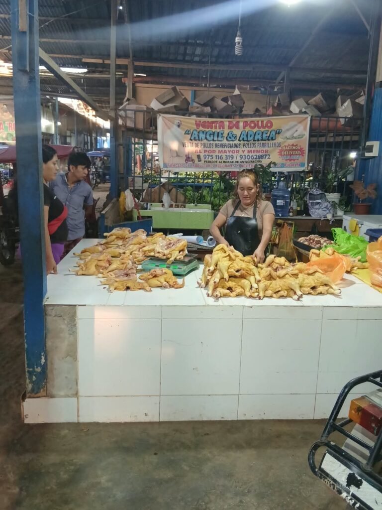 Puesto de aves del mercado, con las gallinas beneficiadas sobre el mostrador