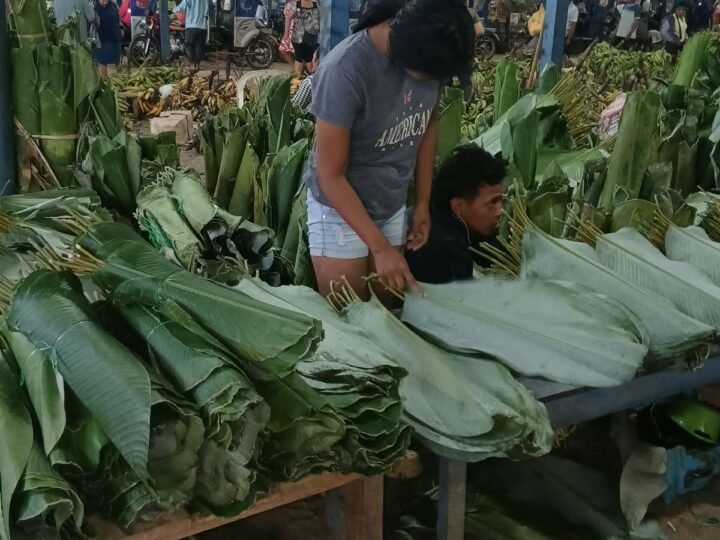Atados de hoja de bijao sobre las mesas del pabellón central del mercado