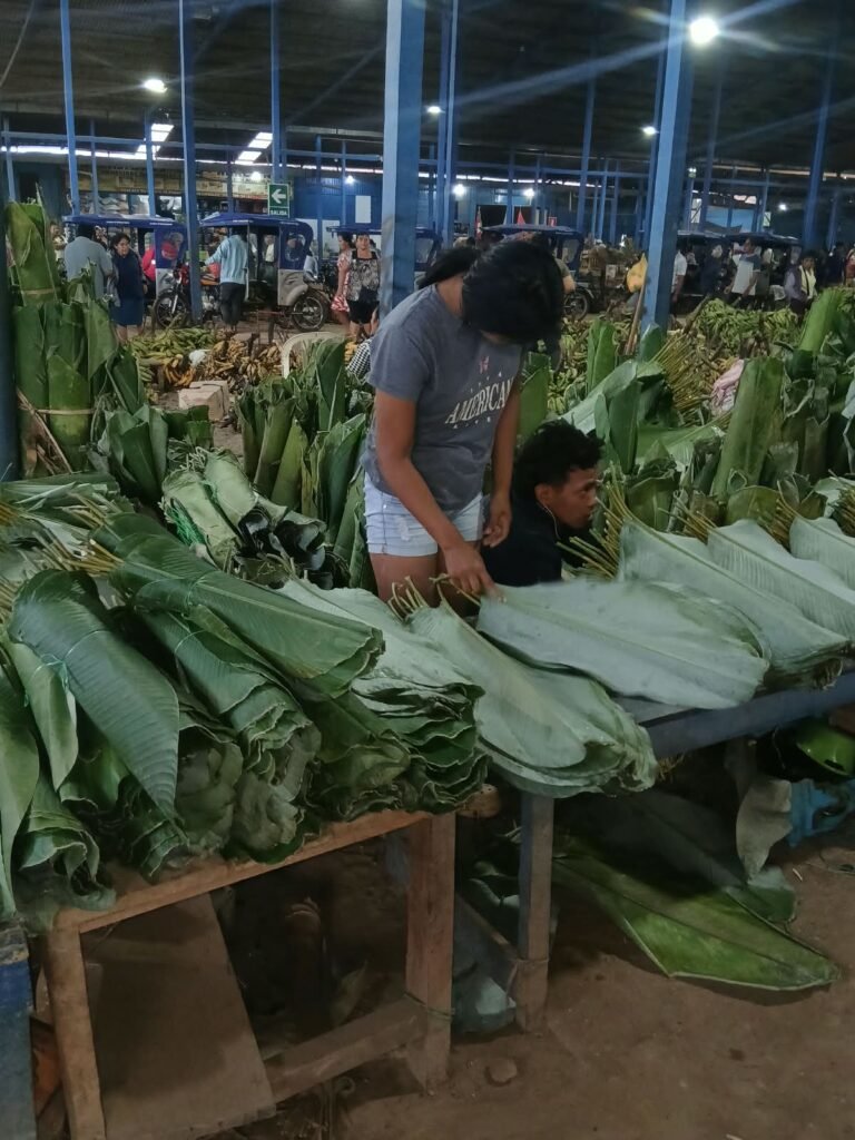 Atados de hoja de bijao sobre las mesas del pabellón central del mercado