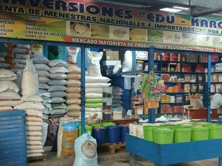 Puesto de abarrotes con sacos de menestras y granos apilados