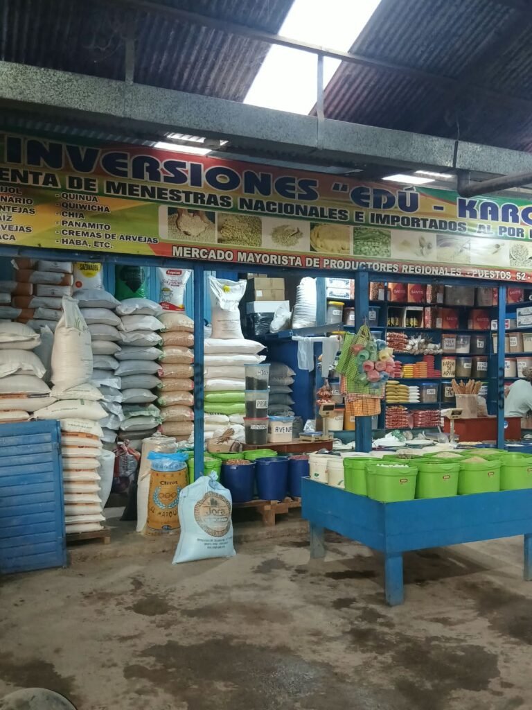 Puesto de abarrotes con sacos de menestras y granos apilados