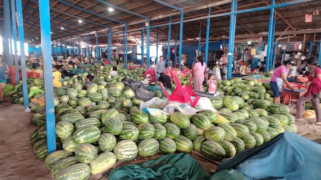 Sandías apiladas en el pabellón de frutas del Mercado 23 de Noviembre