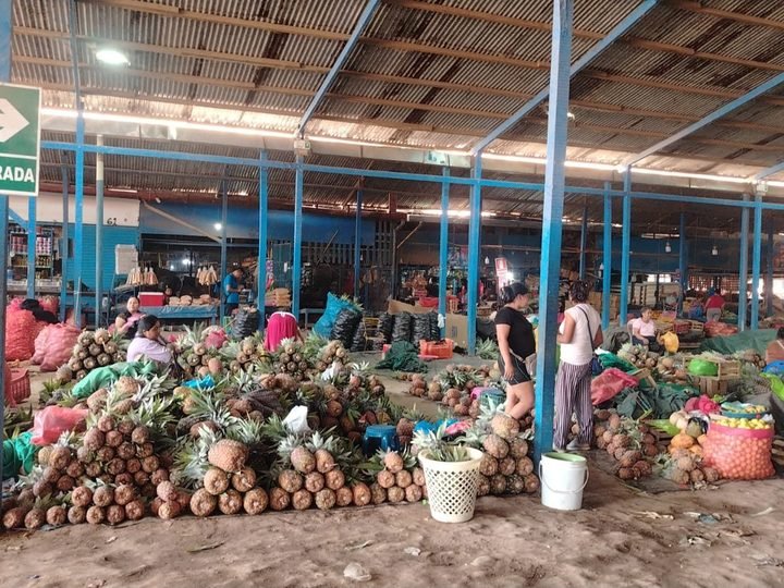 Rumas de piña junto a la entrada del mercado